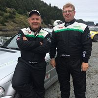 司机约翰·休姆和罗恩·巴特利特在纽芬兰塔加比赛的照片